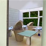 Modellbau: Blick in ein Haus. Tische und Stühle aus Pappe.