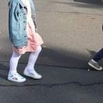 Ausschnitt von Kindern, die über die Straße laufen